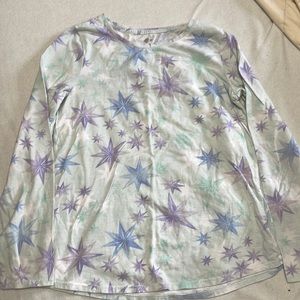 Girl’s long sleeve star shirt.
